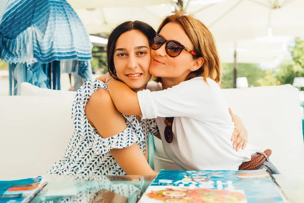 Ritratto Due Amiche Felici Che Abbracciano Sedute Sul Divano Caffè — Foto Stock