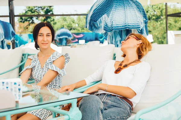 Dos Mujeres Jóvenes Descansando Sentadas Mesa Cafetería Aire Libre —  Fotos de Stock
