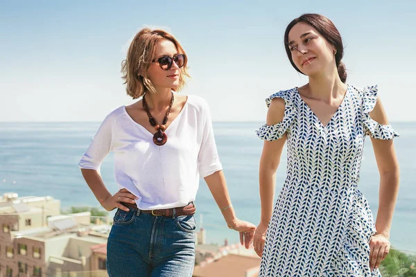 Dos Mujeres Con Estilo Feliz Pie Sobre Cielo Azul Fondo —  Fotos de Stock