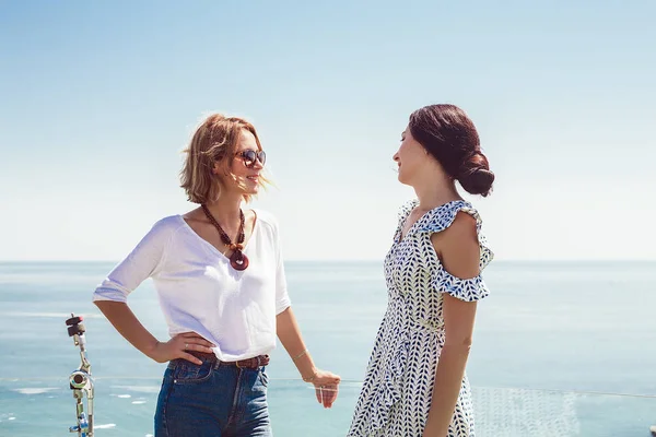 Две Счастливые Стильные Женщины Стоящие Голубом Небе Морском Фоне — стоковое фото