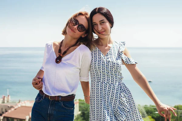 Due Donne Felici Che Abbracciano Piedi Sfondo Blu Cielo Mare — Foto Stock