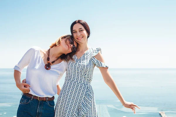 Due Donne Felici Che Abbracciano Piedi Sfondo Blu Cielo Mare — Foto Stock