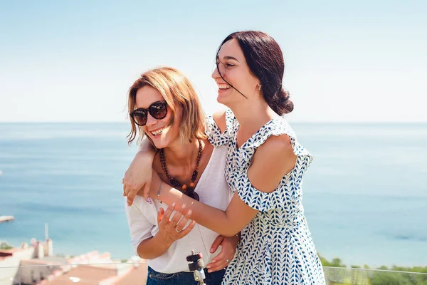 Due Donne Felici Che Abbracciano Piedi Sfondo Blu Cielo Mare — Foto Stock