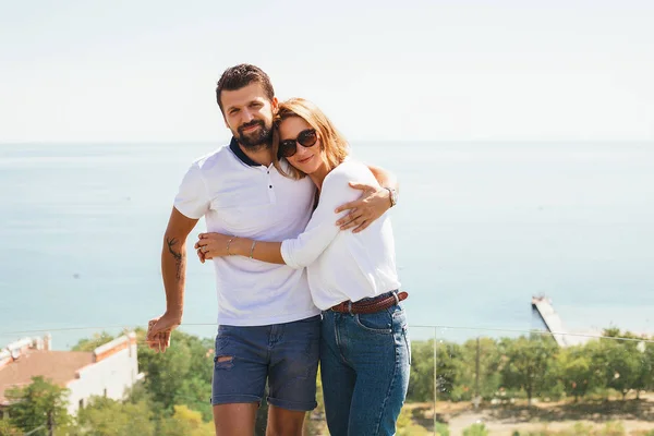 Outdoor Porträt Von Stilvollen Paar Umarmen Posiert Auf Blauem Meer — Stockfoto