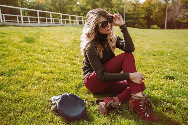 Glückliche Stilvolle Frau Mit Sonnenbrille Sitzt Auf Grünem Gras Und — Stockfoto