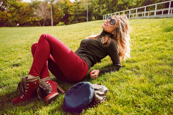 Счастливая Стильная Женщина Солнцезащитных Очках Лежащая Зеленой Траве Парке — стоковое фото