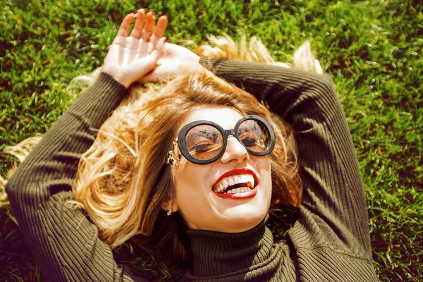 Retrato Mujer Con Estilo Feliz Con Gafas Sol Tumbado Hierba — Foto de Stock