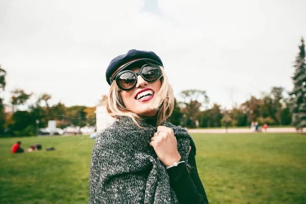 Happy Young Woman Grey Coat Wearing Sunglasses Stylish Hat Smiling — Stock Photo, Image