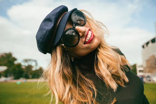 Feliz Jovem Mulher Vestindo Óculos Sol Chapéu Elegante Sorrindo Posando — Fotografia de Stock