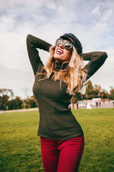 Glücklich Schöne Frau Lächelnd Mit Sonnenbrille Und Stylischem Hut Posiert — Stockfoto