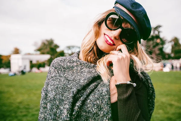 Mujer Joven Feliz Con Abrigo Gris Con Gafas Sol Sombrero —  Fotos de Stock