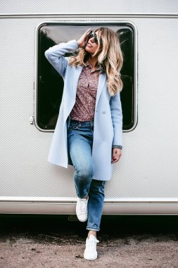 Şık kestane baş kadın trendy gökyüzü mavi ceket poz 