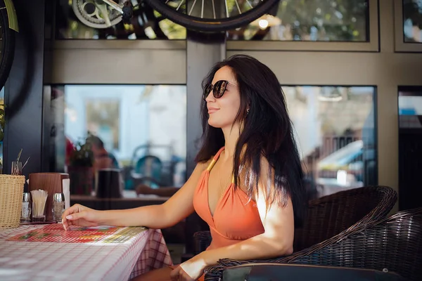Портрет Улыбающейся Брюнетки Сидящей Столом Кафе Открытым Небом Солнечных Очках — стоковое фото
