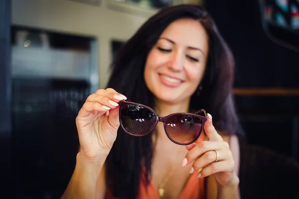 Portrait Smiling Brunette Woman Sitting Table Outdoor Cafe Holding Sunglasses — Stock Photo, Image