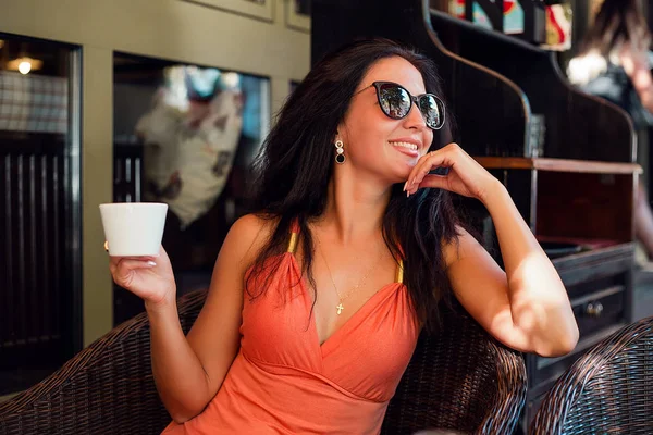 Счастливая Улыбающаяся Женщина Сидит Столом Кафе Открытым Небом Солнечных Очках — стоковое фото