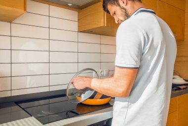 sakallı yakışıklı tava kullanarak gıda hazırlama 