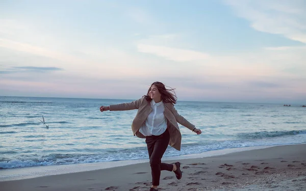 Retrato Feliz Jovem Mulher Vestindo Casaco Cinza Correndo Praia — Fotografia de Stock