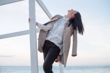 açık şık esmer kadın portresi 