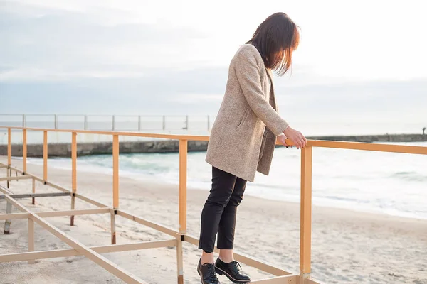 Utomhus Porträtt Snygg Brunett Kvinna Klädd Grå Kappa Poserar Havet — Stockfoto