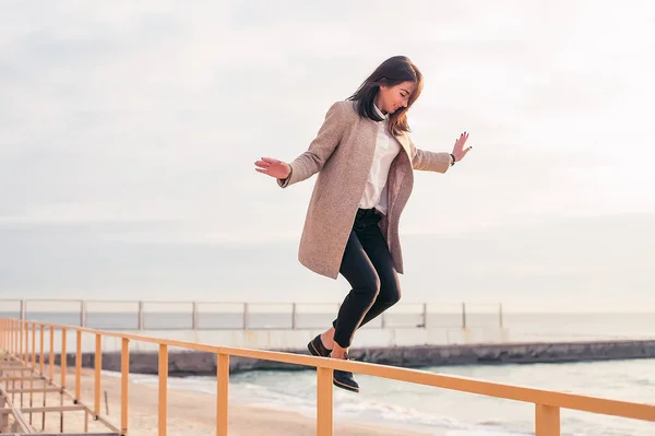 Retrato Aire Libre Mujer Morena Elegante Con Abrigo Gris Saltando —  Fotos de Stock