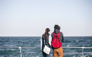 Mavi deniz kenarında vakit genç çift