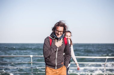 Mavi deniz kenarında vakit genç çift