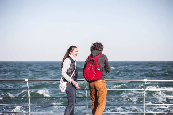 Unga Glada Par Spenderat Tid Vid Blå Havet — Stockfoto