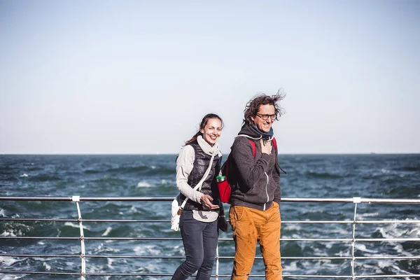 Unga Glada Par Spenderat Tid Vid Blå Havet — Stockfoto