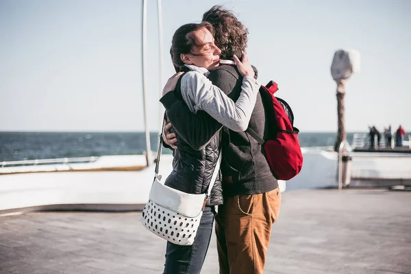 Joven Pareja Alegre Pasar Tiempo Junto Mar Azul — Foto de Stock