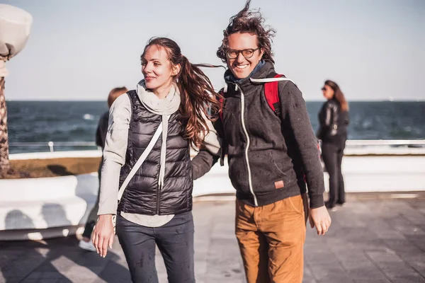 Joven Pareja Alegre Pasar Tiempo Junto Mar Azul — Foto de Stock