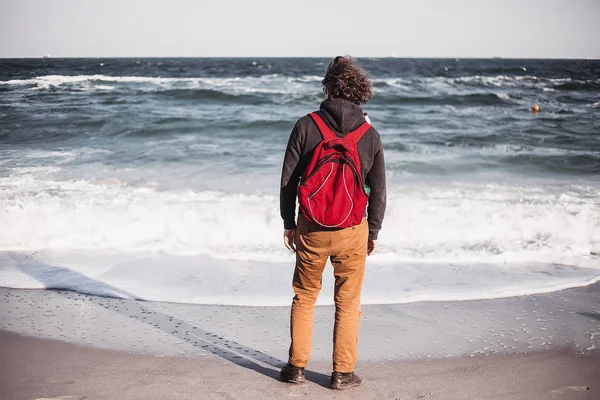 Joven Caucásico Hombre Relajante Por Mar Ondulado — Foto de Stock