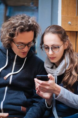 Genç kadın ve adam akıllı telefon evde kullanma