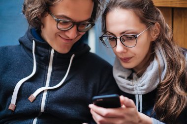 Genç kadın ve adam akıllı telefon evde kullanma