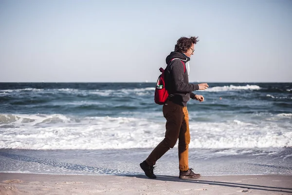 Jeune Homme Caucasien Relaxant Par Mer Ondulée — Photo