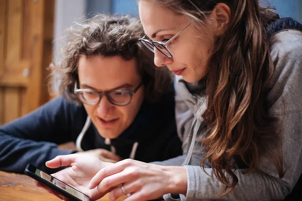 Ung Kvinna Och Man Använder Smartphone Hemma — Stockfoto