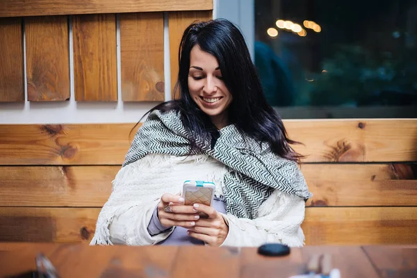 Ung Kvinna Sitter Och Använder Smartphone Hemma — Stockfoto