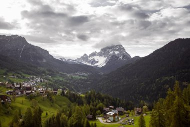 Yüksek dağlardaki köyün panoramik manzarası
