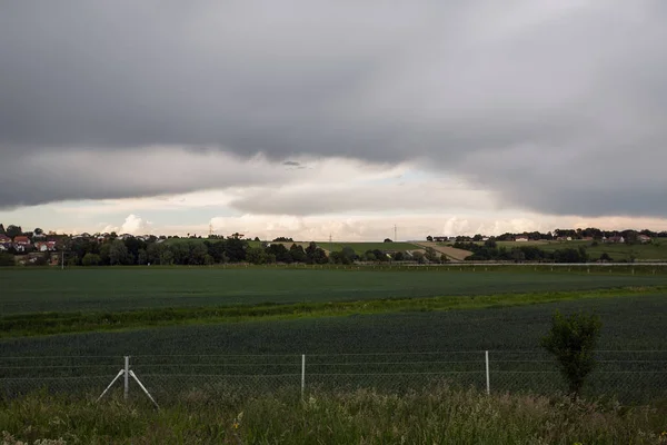 Vista Panorâmica Zona Rural Sob Céu Cinzento Nublado — Fotografia de Stock