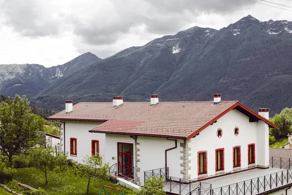 Typisches Steinhaus Gebirge — Stockfoto