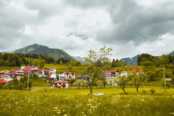 Yüksek Dağlardaki Köyün Panoramik Manzarası — Stok fotoğraf