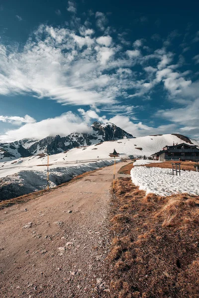 曇り空の下で雪に覆われた山の風光明媚なビュー — ストック写真