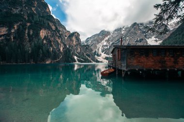 Kulübe dağ Gölü kıyısında ile ahşap iskele