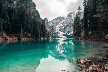 Karlı Dağları'nda sakin göl manzaralı görünüm