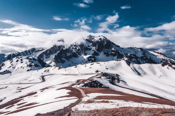 Veduta Della Casa Legno Nel Paesaggio Montano — Foto Stock