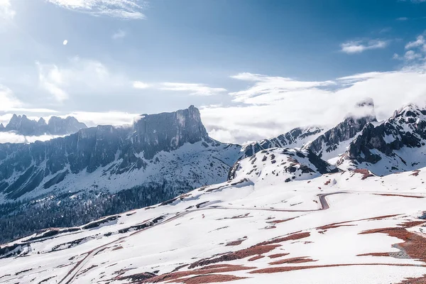 曇り空の下で雪に覆われた山の風光明媚なビュー — ストック写真