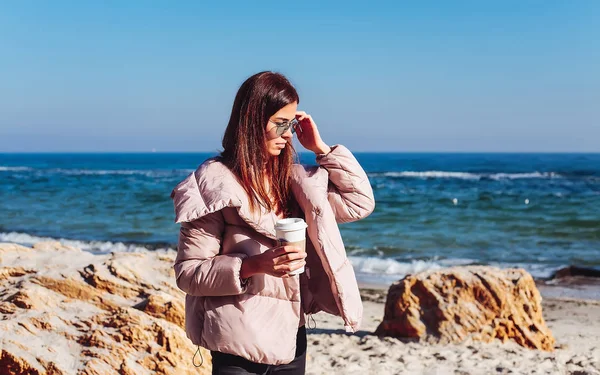 Giovane Donna Allegra Possesso Una Tazza Caffè Camminare Sulla Costa — Foto Stock
