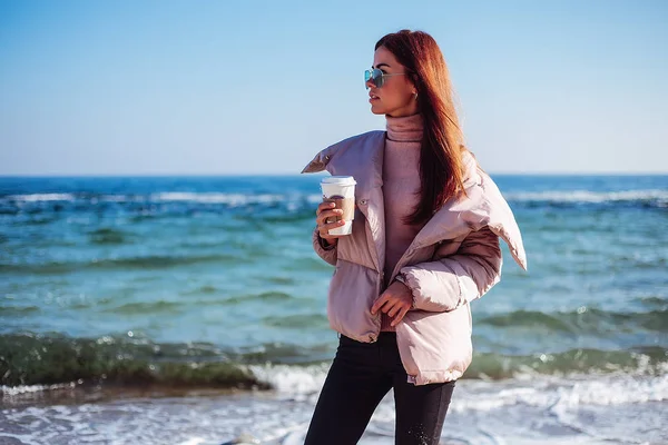 Ung Kvinna Hålla Kopp Kaffe Och Poserar Stranden — Stockfoto