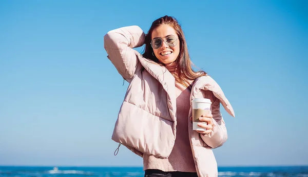 Ung Kvinna Hålla Kopp Kaffe Och Poserar Stranden — Stockfoto