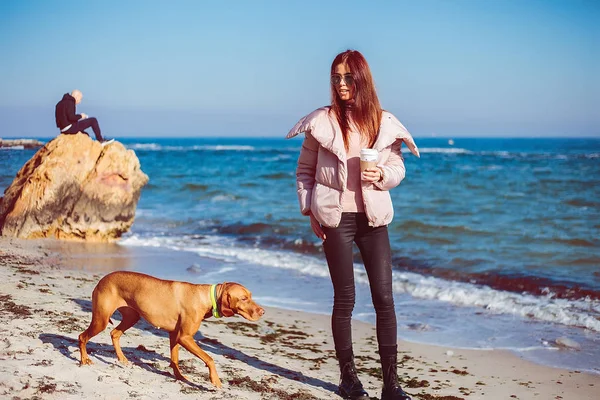 Jeune Femme Marchant Avec Chien Tenant Une Tasse Café Sur — Photo