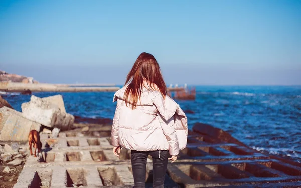 Giovane Donna Elegante Cappotto Rosa Piedi Sulla Costa — Foto Stock